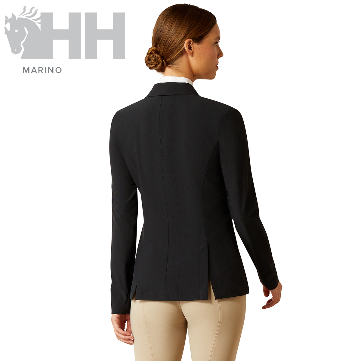 Mulher de costas com casaco preto e calças bege, logotipo HH MARINO ao fundo