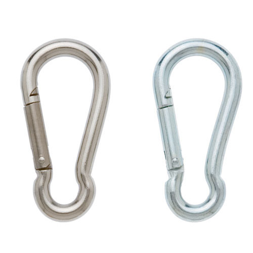 Dois mosquetões metálicos prateados em fundo branco.