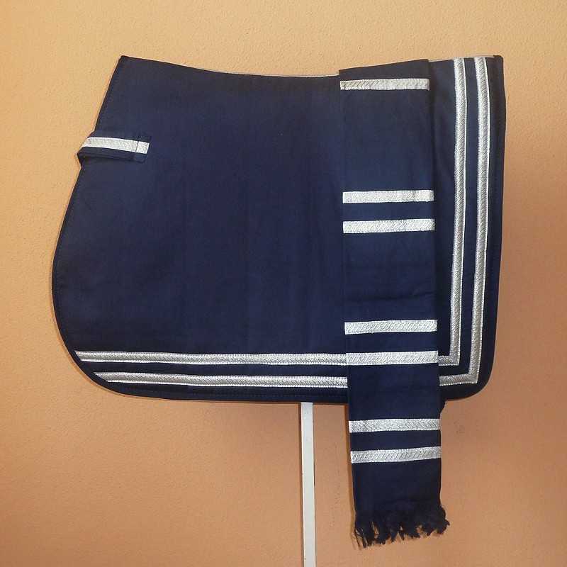 Manta e lenço azul escuro com listras brancas sobre fundo bege