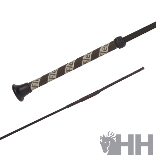 Chicote de equitação preto com padrão cinza e preto no cabo, sobre fundo branco.