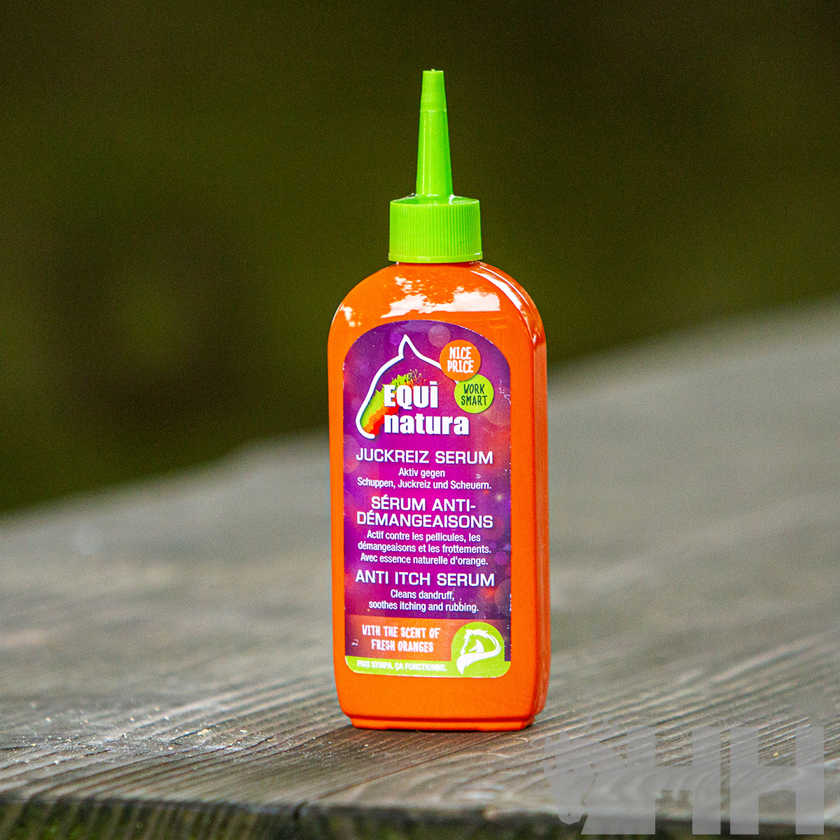 Frasco de sérum anti-comichão Equi natura com tampa verde sobre superfície de madeira