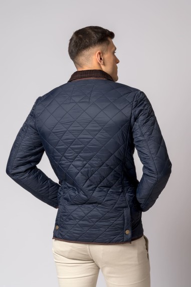 Casaco masculino azul escuro acolchoado visto de costas