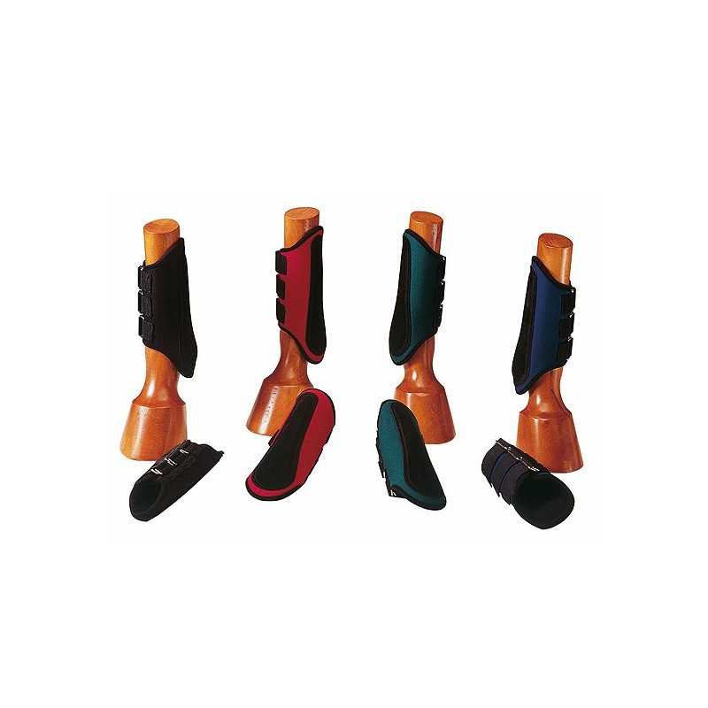 Conjunto de proteções para cavalos coloridas com velcro em manequins de madeira