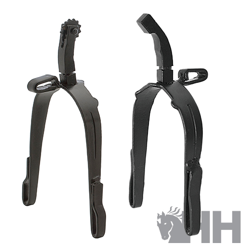 Par de esporas de metal pretas sobre fundo branco