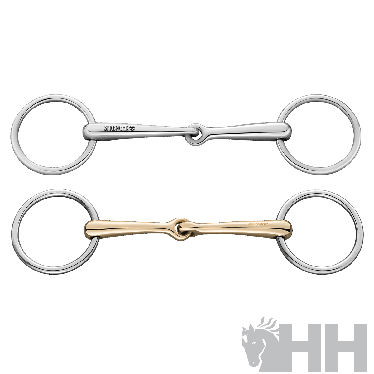 Dois bocados para cavalo, um prateado com gravação e outro dourado com argolas prateadas.