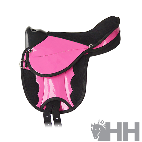 Sela de hipismo preta e rosa com argolas metálicas e correias pretas