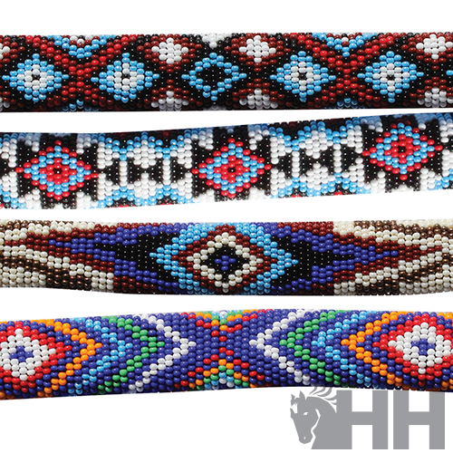 Pulseiras de miçangas coloridas com padrões geométricos