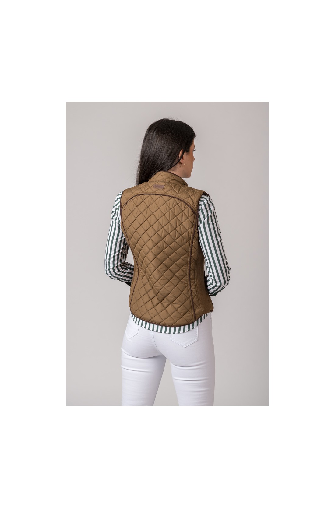 Colete feminino acolchoado castanho visto de costas