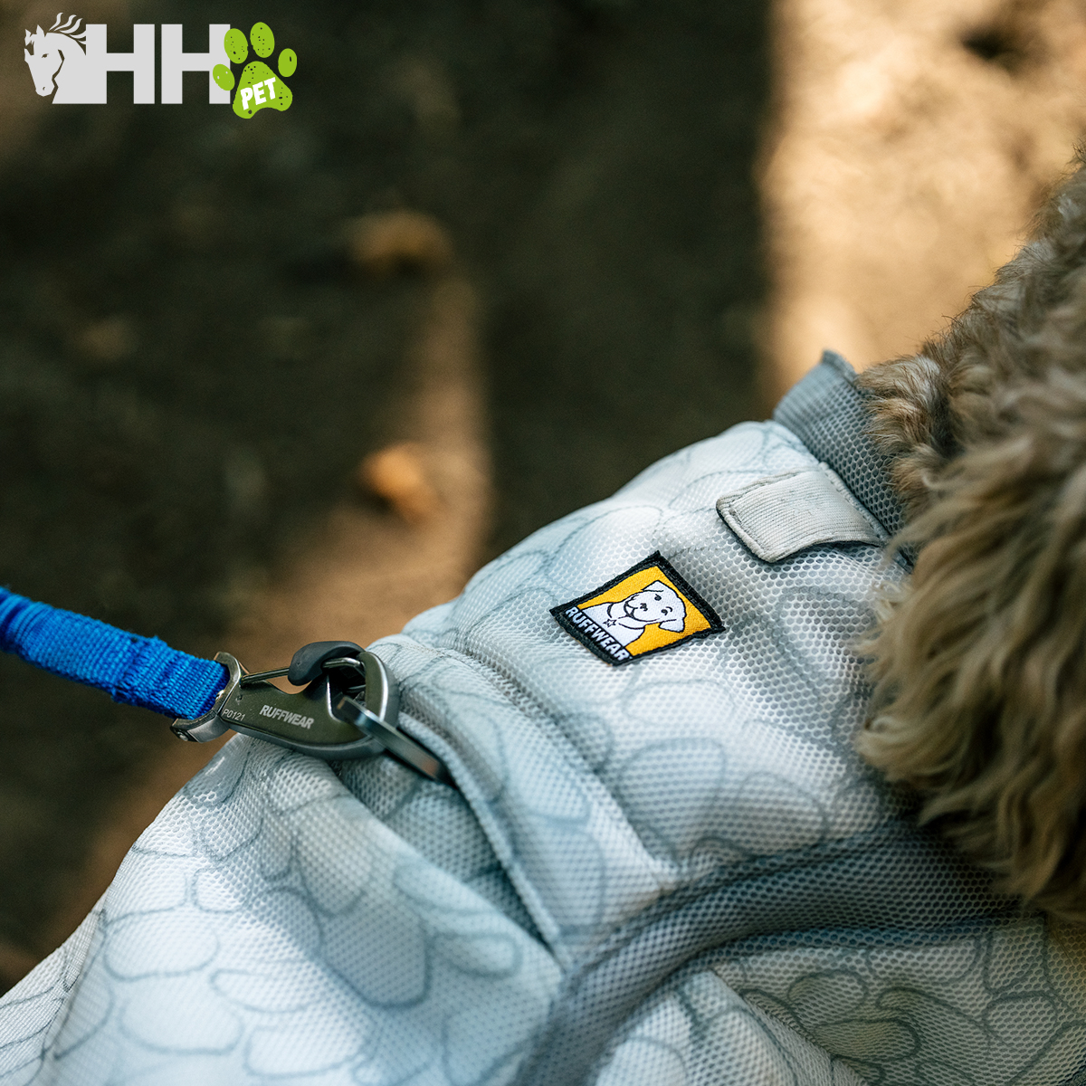 Colete cinzento claro para cão com padrão de escamas e etiqueta com logótipo de cão