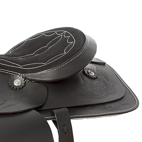 Selim de bicicleta preto com costuras brancas e detalhes decorativos gravados em couro