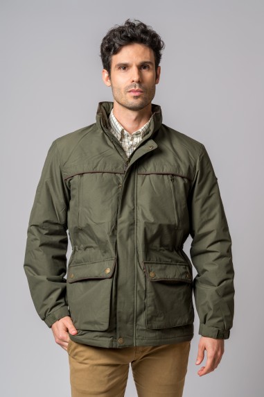 Homem a usar casaco verde-oliva com vários bolsos e gola alta sobre camisa xadrez