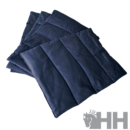 Três almofadas retangulares acolchoadas azul escuro sobre fundo branco com logótipo HH