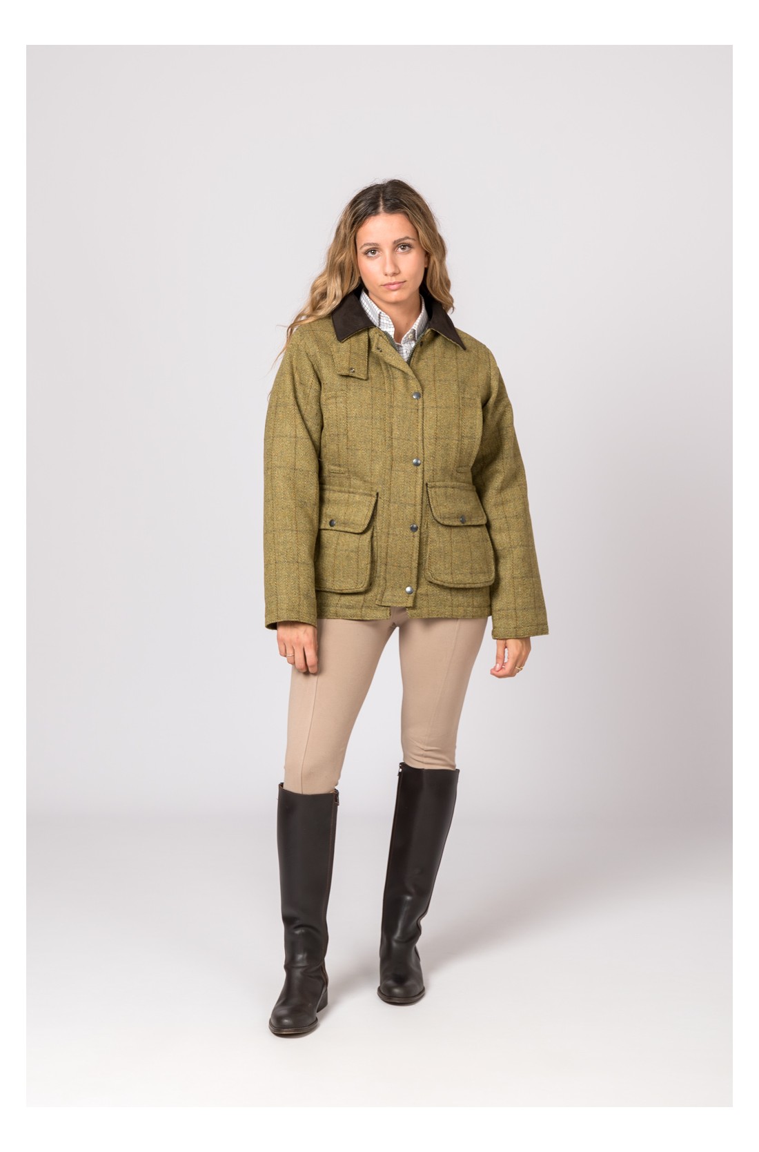 Mulher vestindo casaco verde oliva com padrão aos quadrados e gola castanha