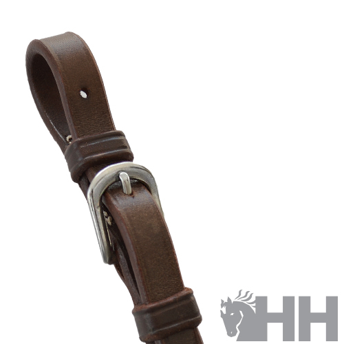 Correia de couro castanha com fivela metálica sobre fundo branco e logótipo HH