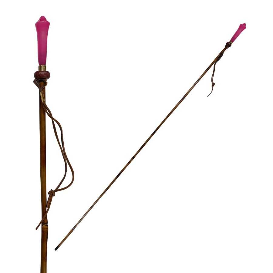 Bengala de madeira com pega rosa e detalhes em couro