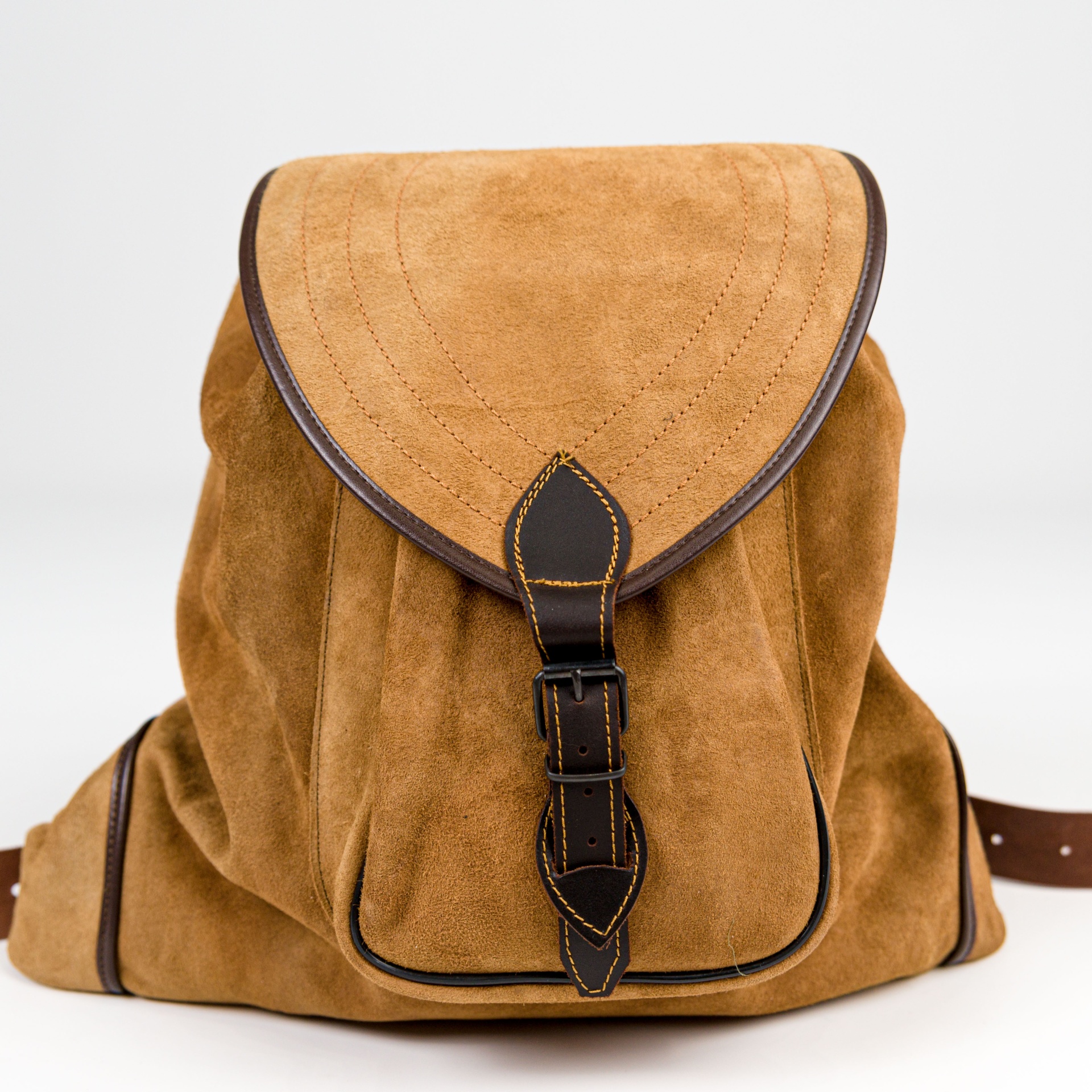 Mochila camurça castanha com fecho de fivela