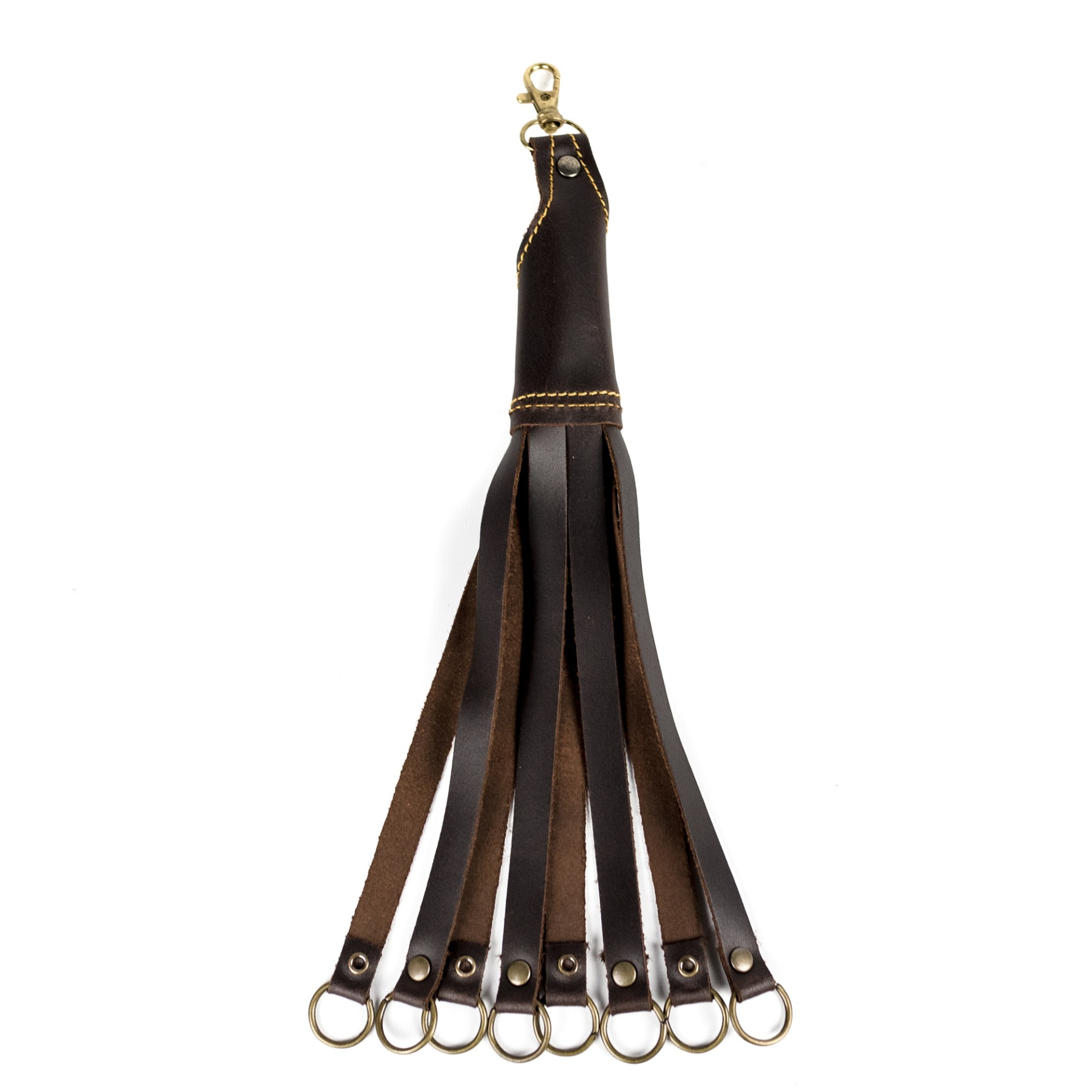 Acessório de couro castanho-escuro com tiras e mosquetão dourado.