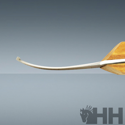 Arco de madeira castanho claro com extremidade curva em fundo cinzento com logo HH.