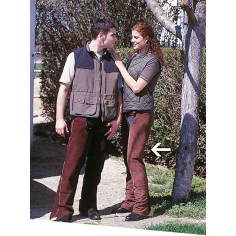 Casal em ambiente exterior com roupas casuais e árvore ao fundo