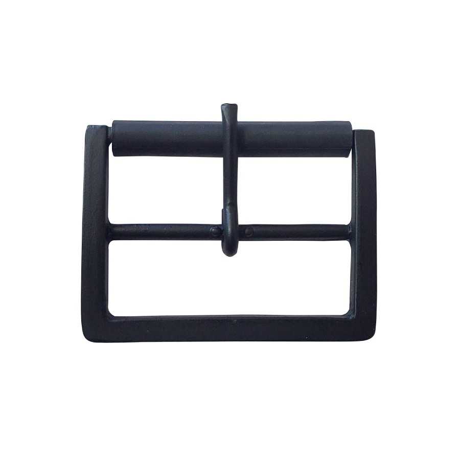 Fivela preta metálica rectangular para cinto sobre fundo branco