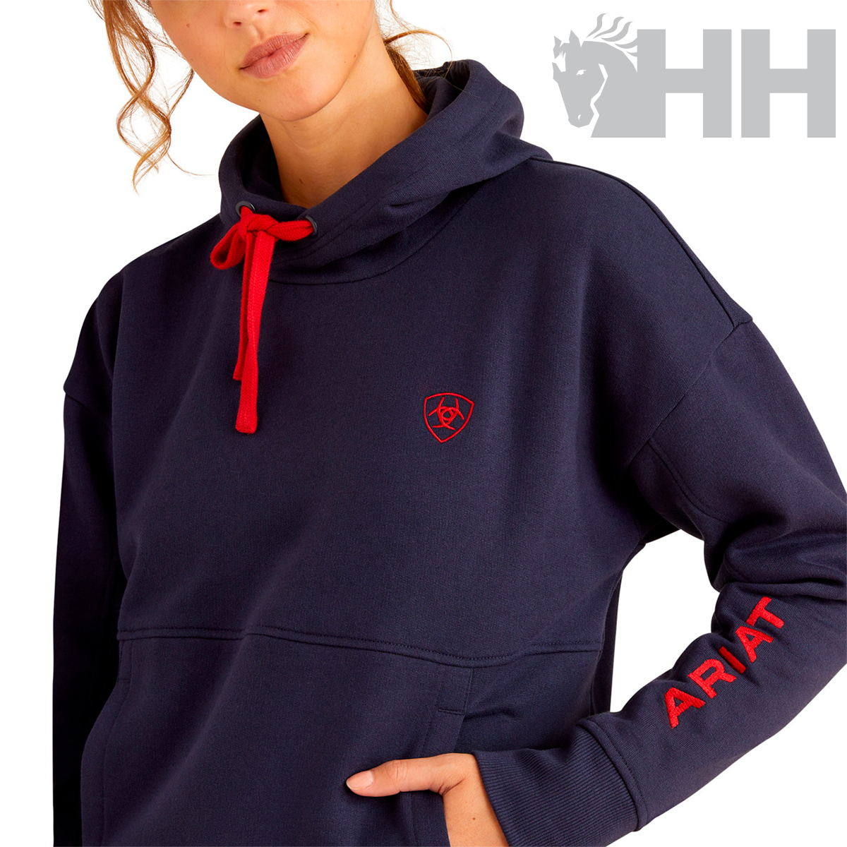 Sweatshirt azul escuro com capuz e cordão vermelho, logo bordado e texto ARIAT na manga