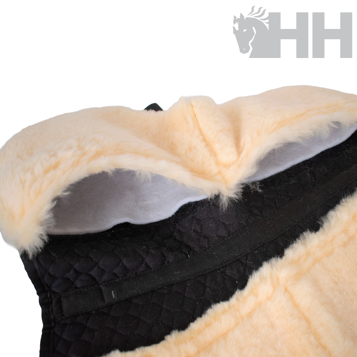Detalhe de tecido acolchoado preto com forro de lã sintética bege e logótipo HH com cabeça de cavalo cinza no fundo branco