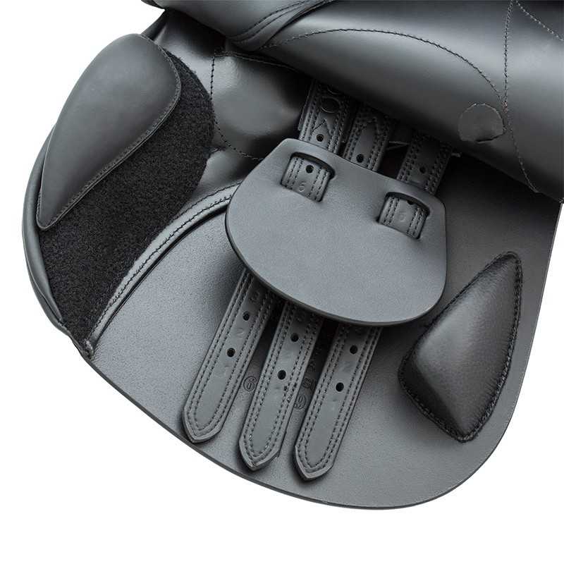 Sela de cavalo preta com fivelas e áreas almofadadas