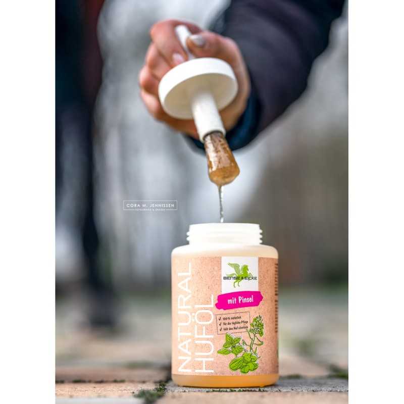 Frasco plástico branco com líquido e conta-gotas em fundo desfocado