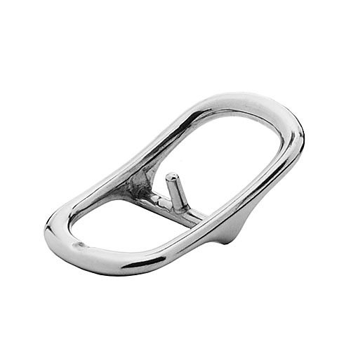 Acessório metálico oval prateado sobre fundo branco