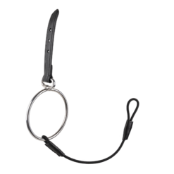 Acessório com argola metálica oval prateada, tira preta e corda fina preta