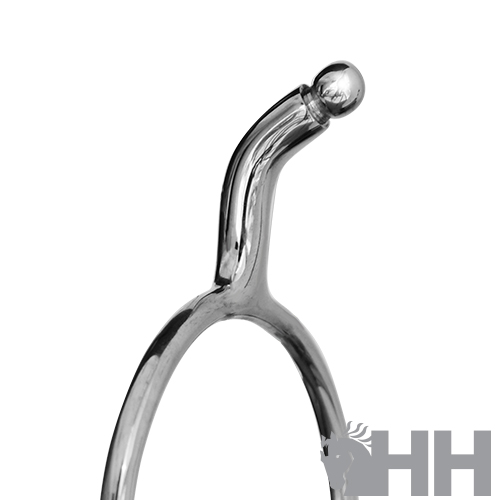 Espora metálica prateada com bola na extremidade superior em fundo branco