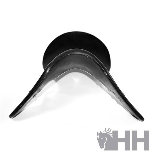 Sela de equitação preta vista de frente com logo HH