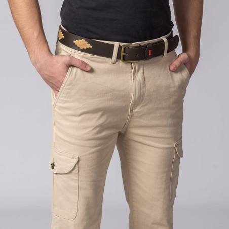 Calças cáqui com bolso lateral e cinto preto com motivos bege e t-shirt preta