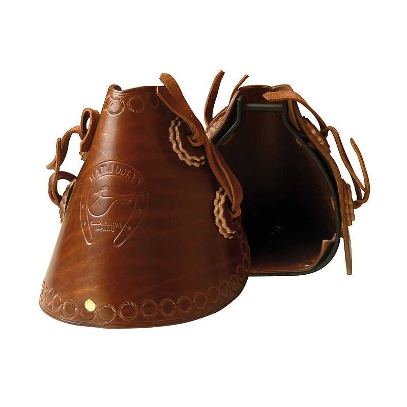 Conjunto de duas proteções de couro castanho com gravações e costuras robustas