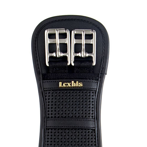Cinto preto com fivelas duplas prateadas e texto 'Lexhis' dourado