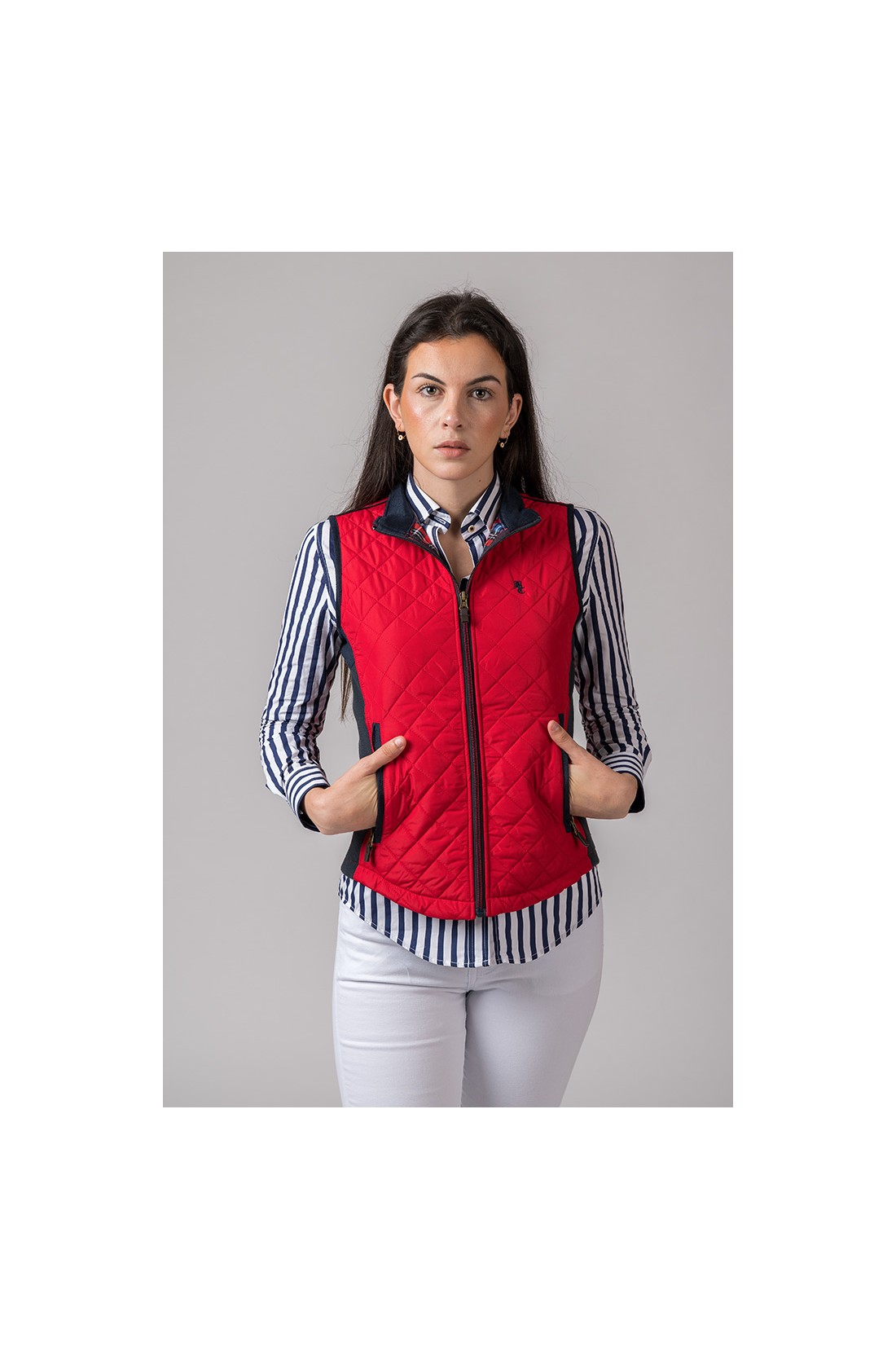 Colete feminino vermelho com padrão acolchoado e fecho zip