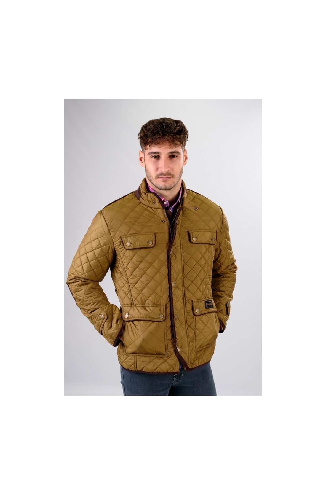 Casaco masculino acolchoado castanho com bolsos e botões