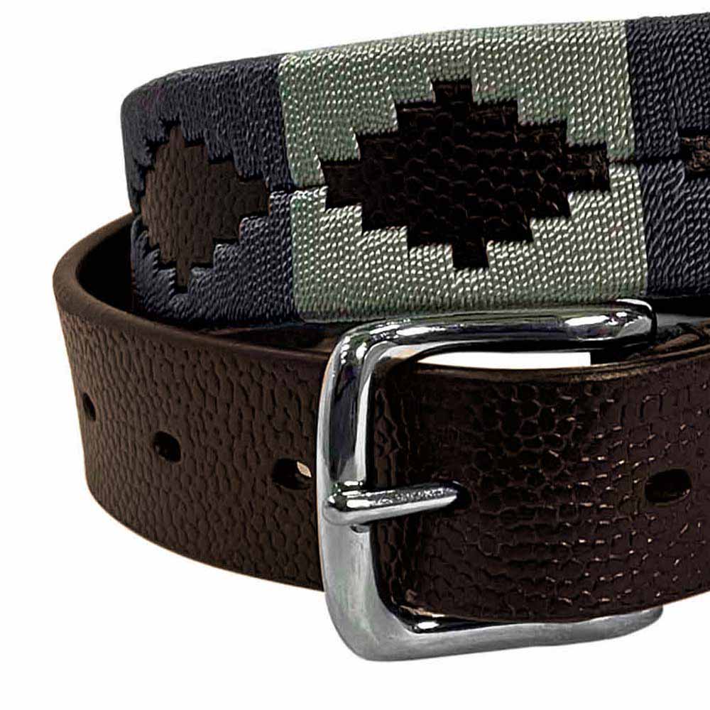 Cinto masculino em pele castanha com fivela metálica e padrão geométrico em tons cinza e preto