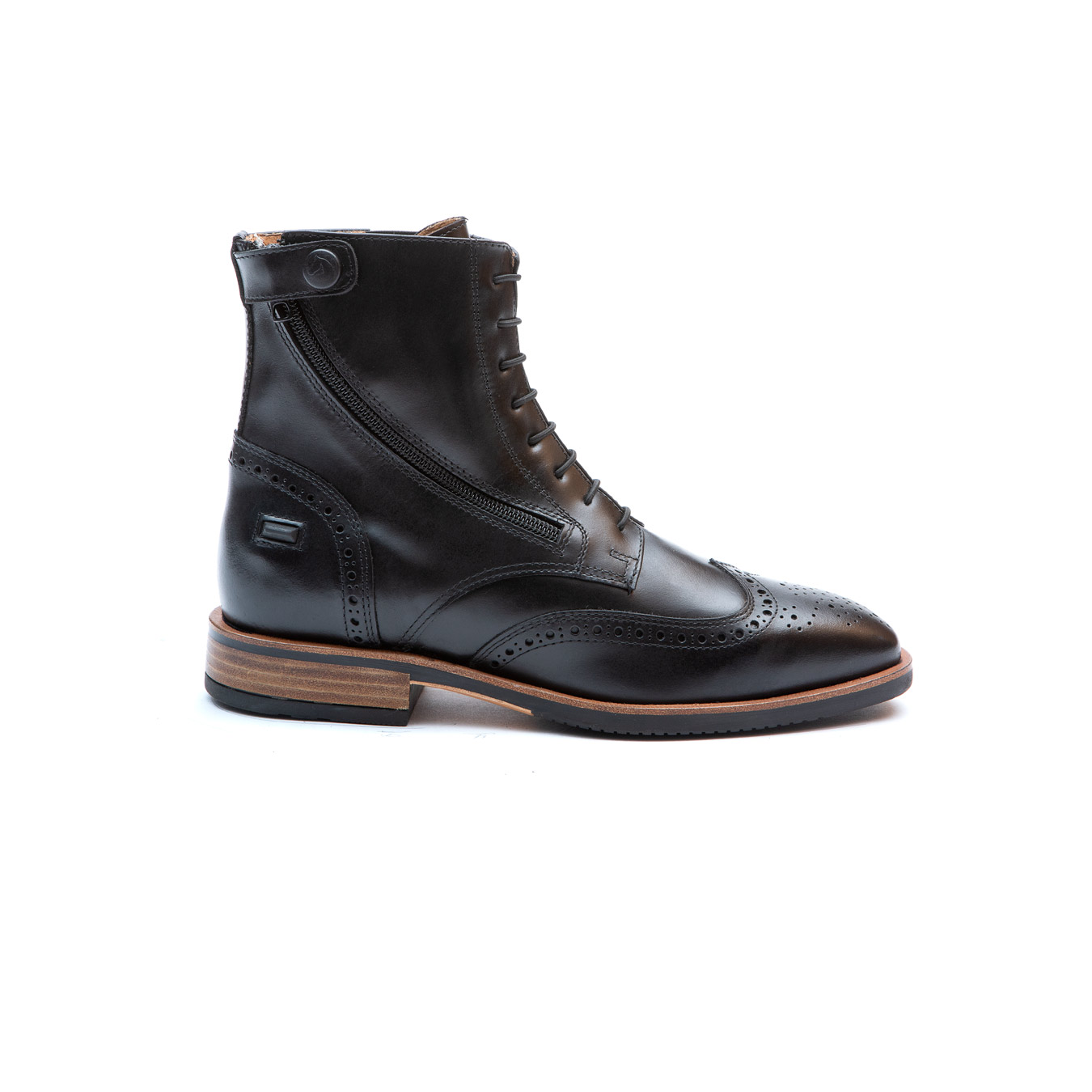 Bota preta de couro com atacadores e sola castanha