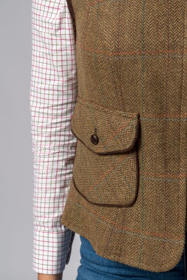 Colete bege de tweed com bolso e botão sobre camisa quadriculada e calças de ganga