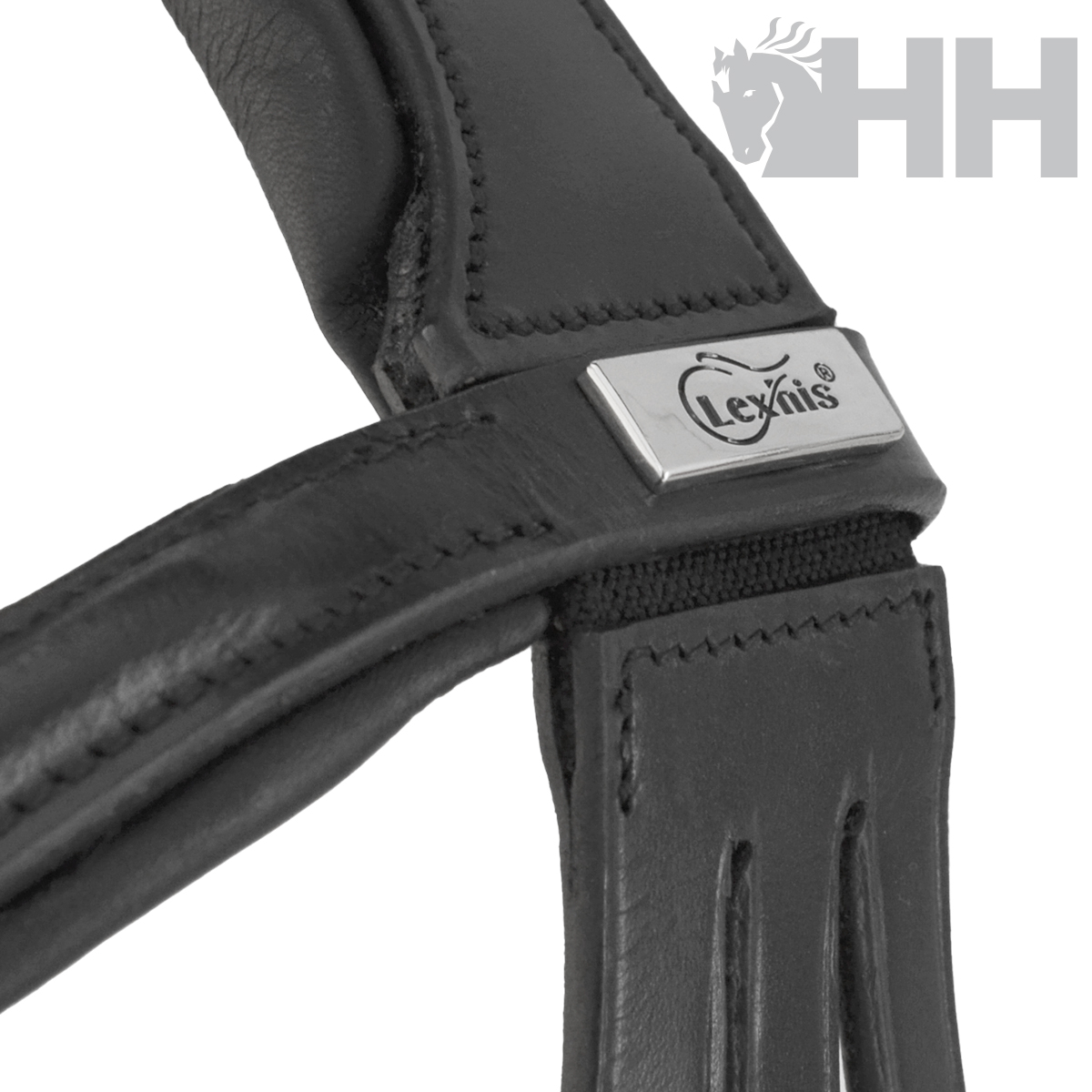 Produto em pele preta com placa metálica Lexhis e costuras visíveis