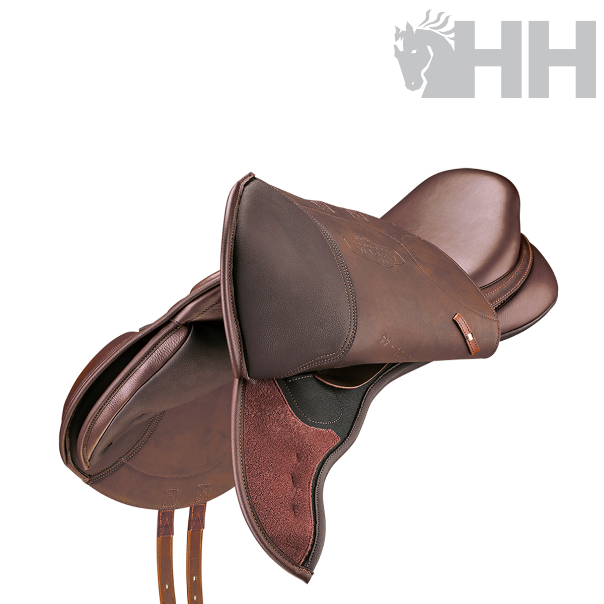 Selim de equitação castanho com detalhes e logo HH cinza no fundo branco
