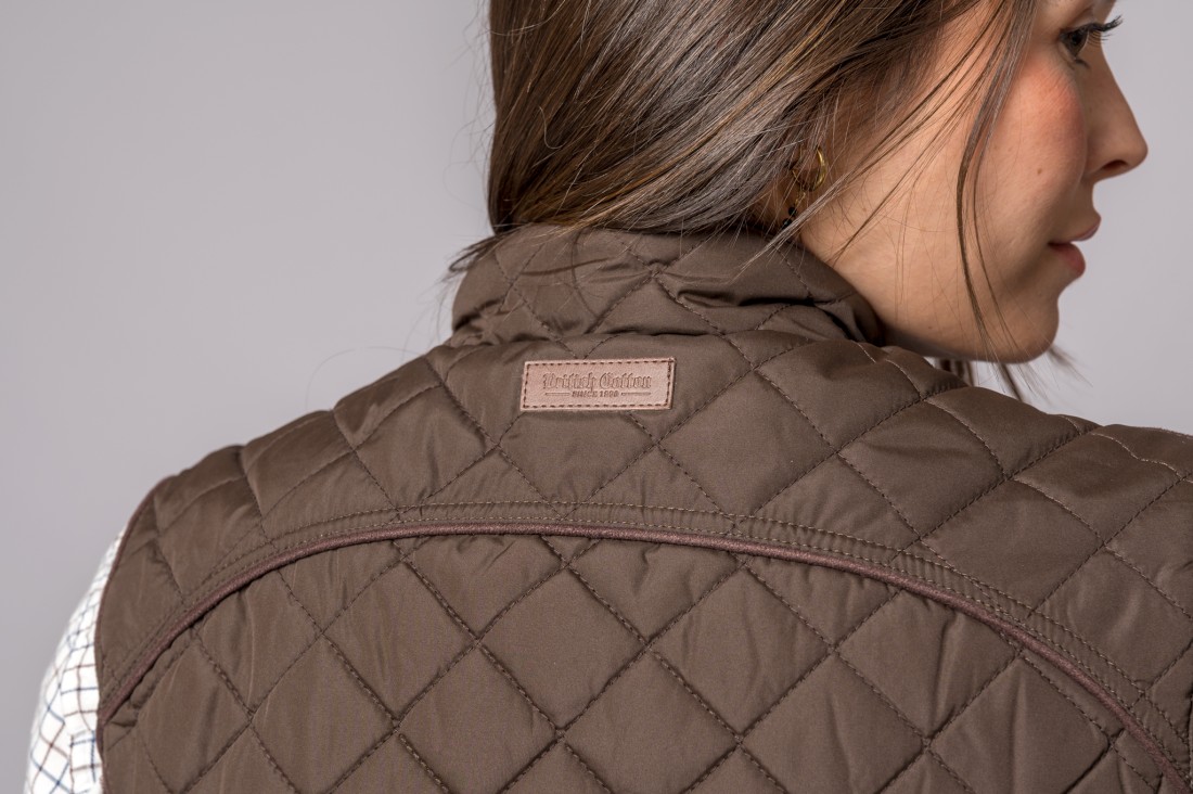 Colete acolchoado castanho com etiqueta BRITISH OUTDOOR SINCE 1980