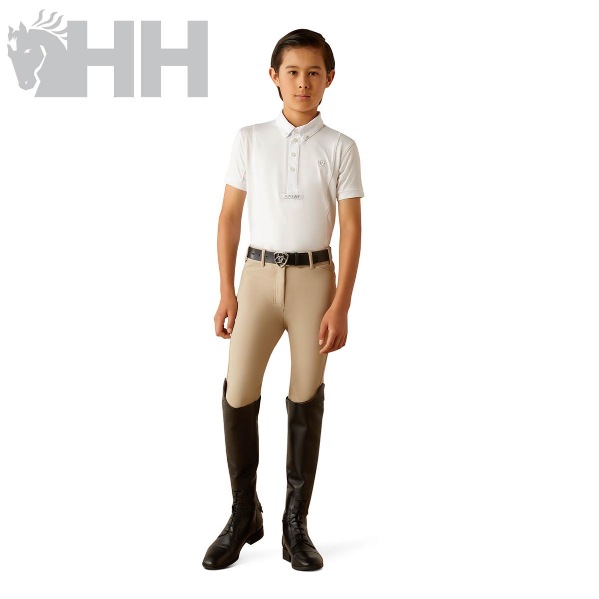 Rapaz com roupa equestre branca e bege com botas pretas