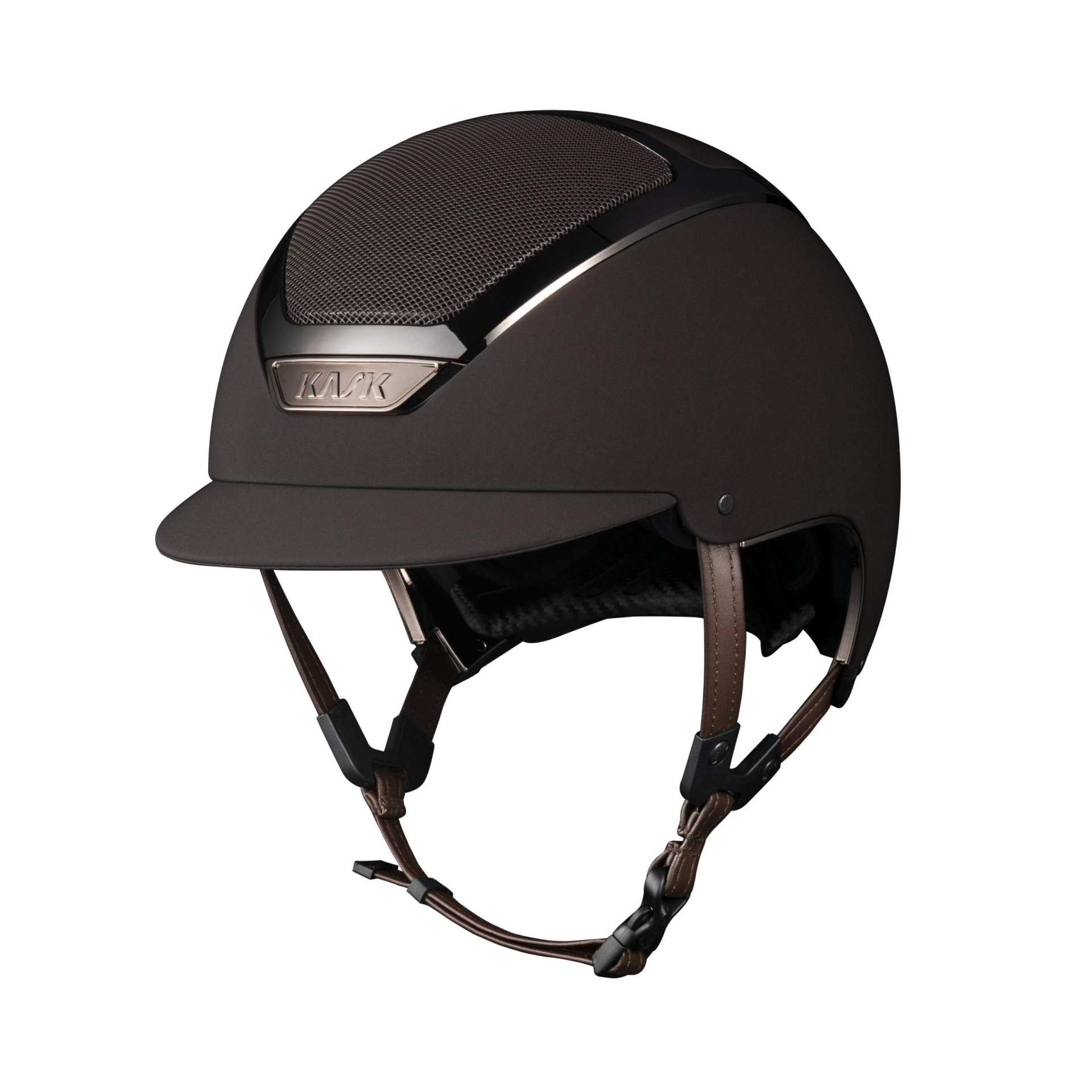 Capacete de equitação preto com detalhes marrons e placa metálica KASK
