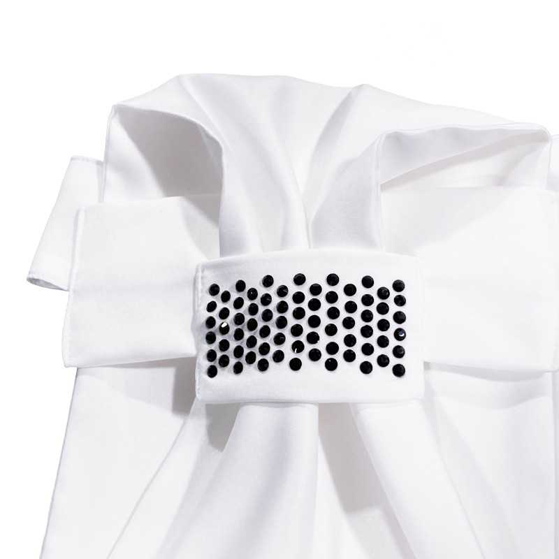 Faixa de cabelo branca com aplicação decorativa com pontos pretos