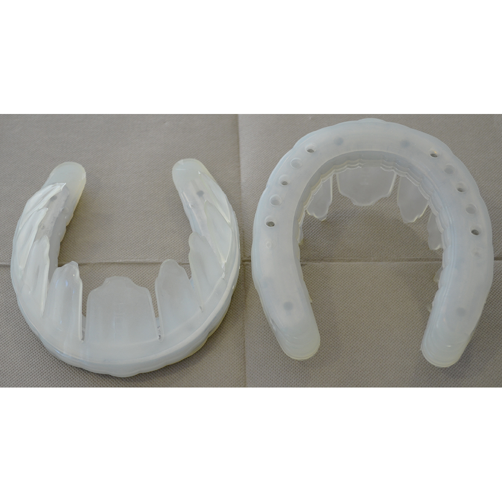 Moldes de silicone transparentes para mordida sobre superfície cinzenta