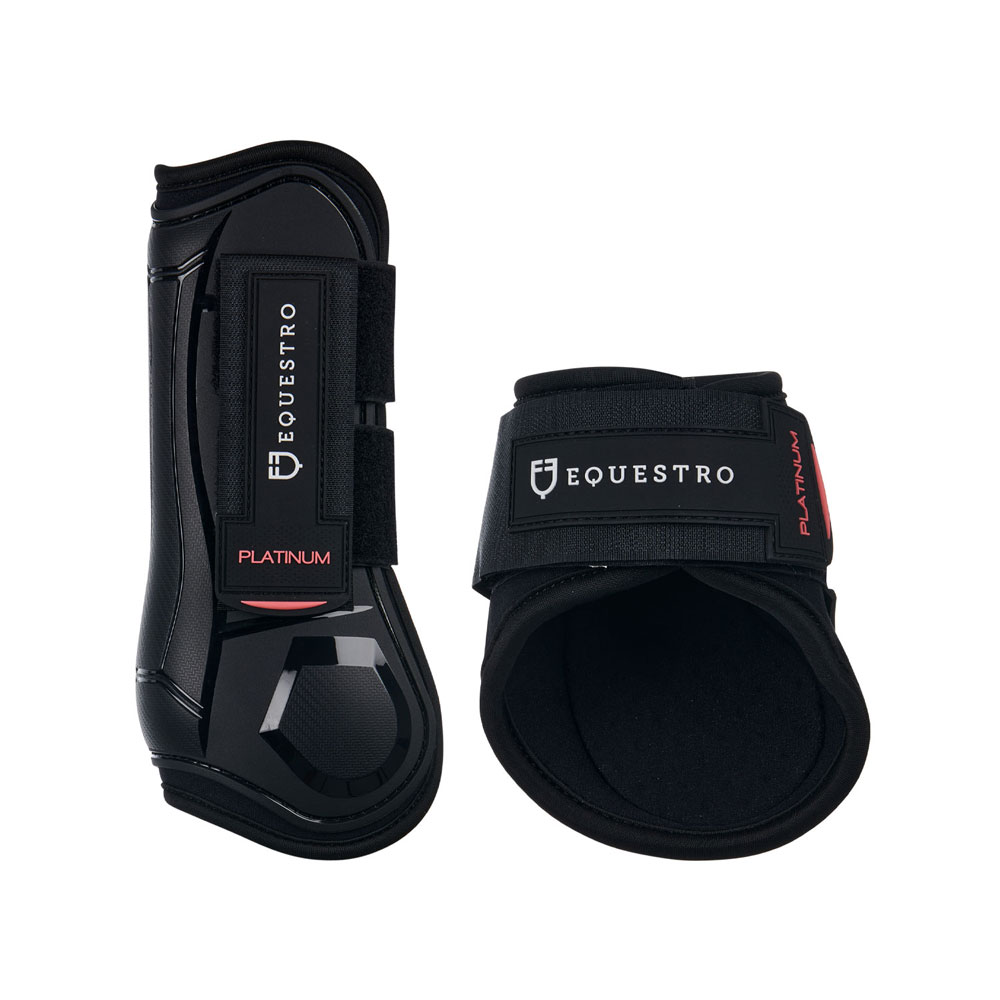 Par de proteções equestres pretas com marca EQUESTRO e texto PLATINUM