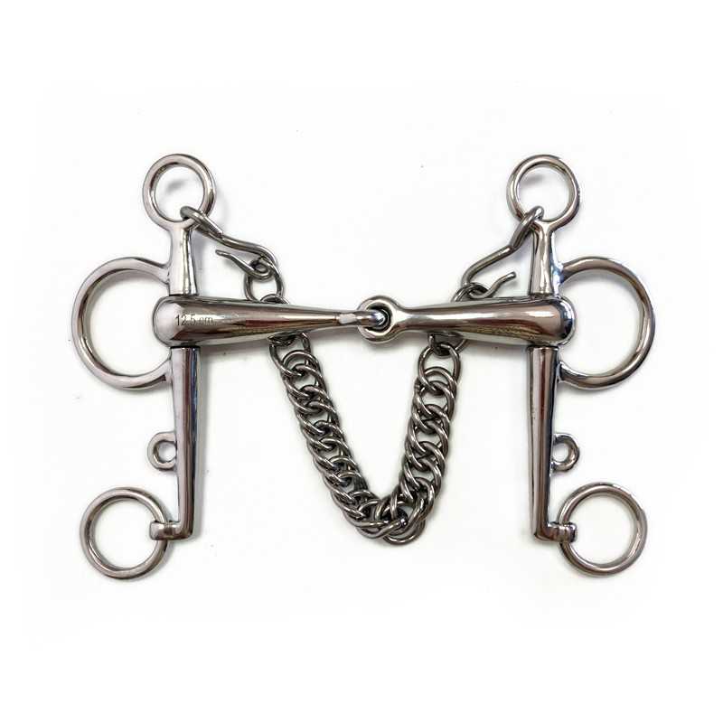 Freio de equitação metálico com correntes sobre fundo branco