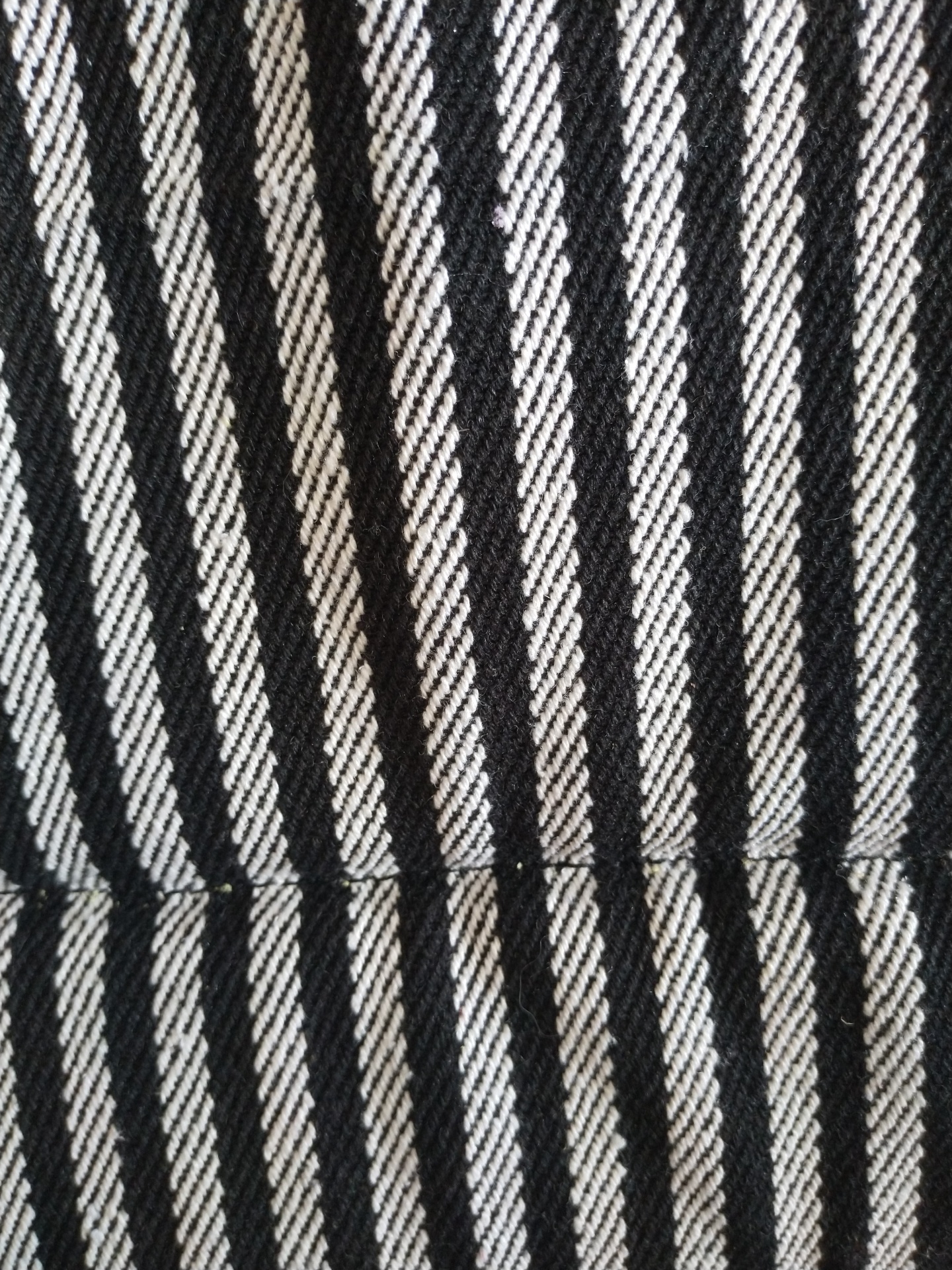 tecido riscas verticais preto e branco com costura